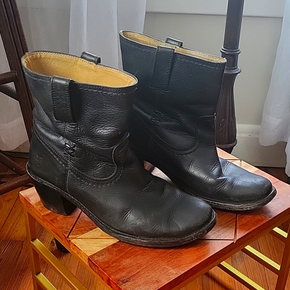 FRYE black western style booties W10